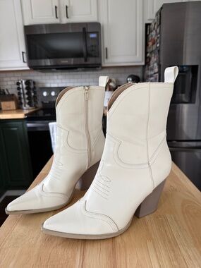 Pointed White Western-Style Boots with Side Zip
